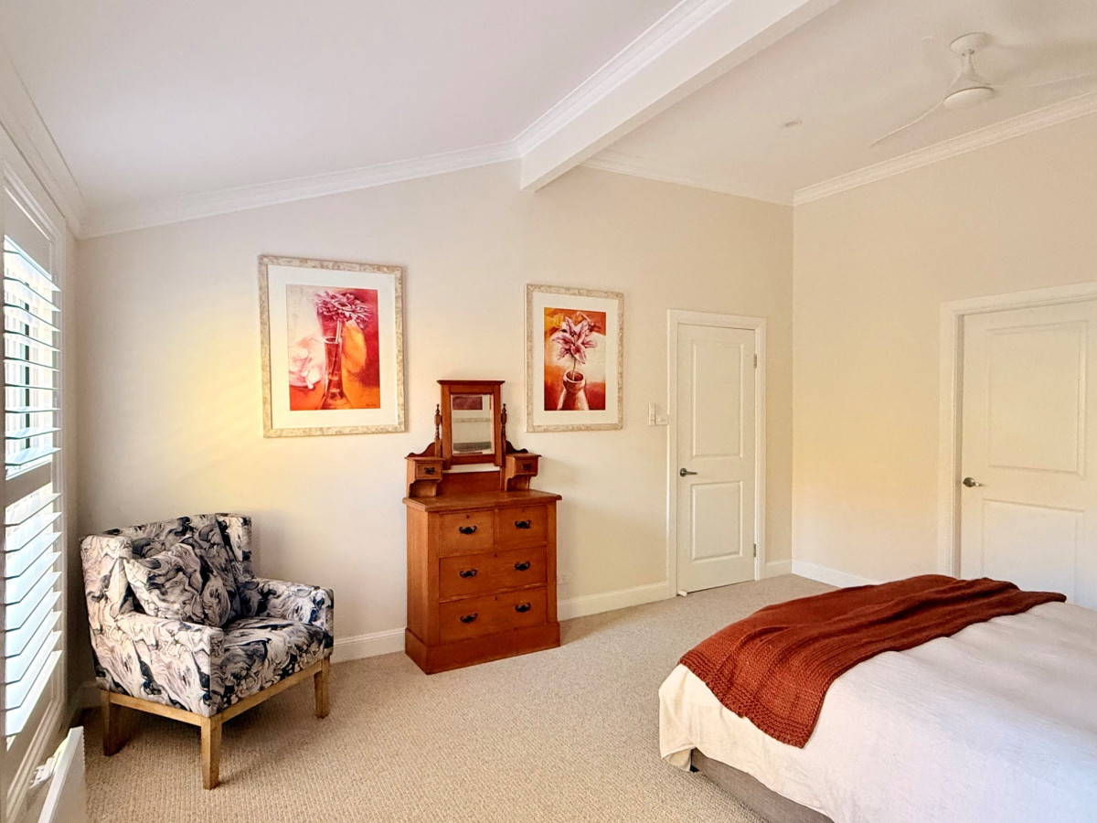 Main Bedroom 1 x Queen Bedroom